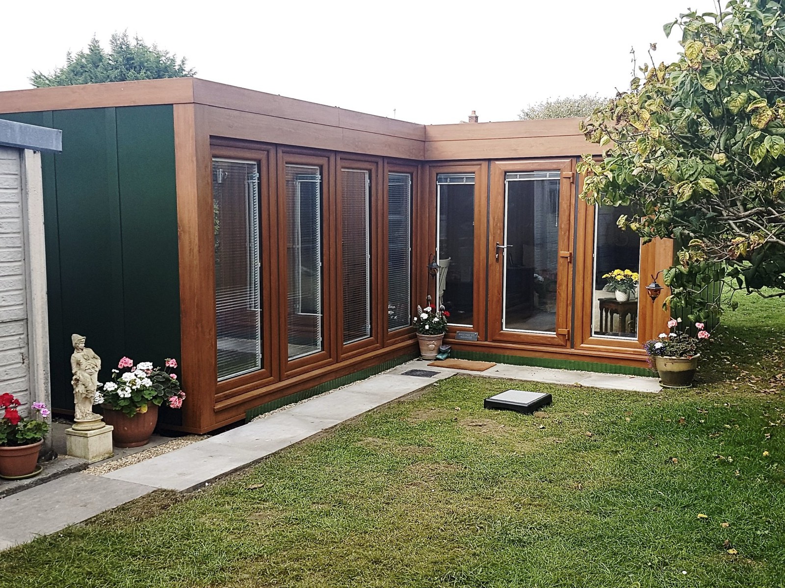 Wood-effect L-shape Booths garden room with flower beds